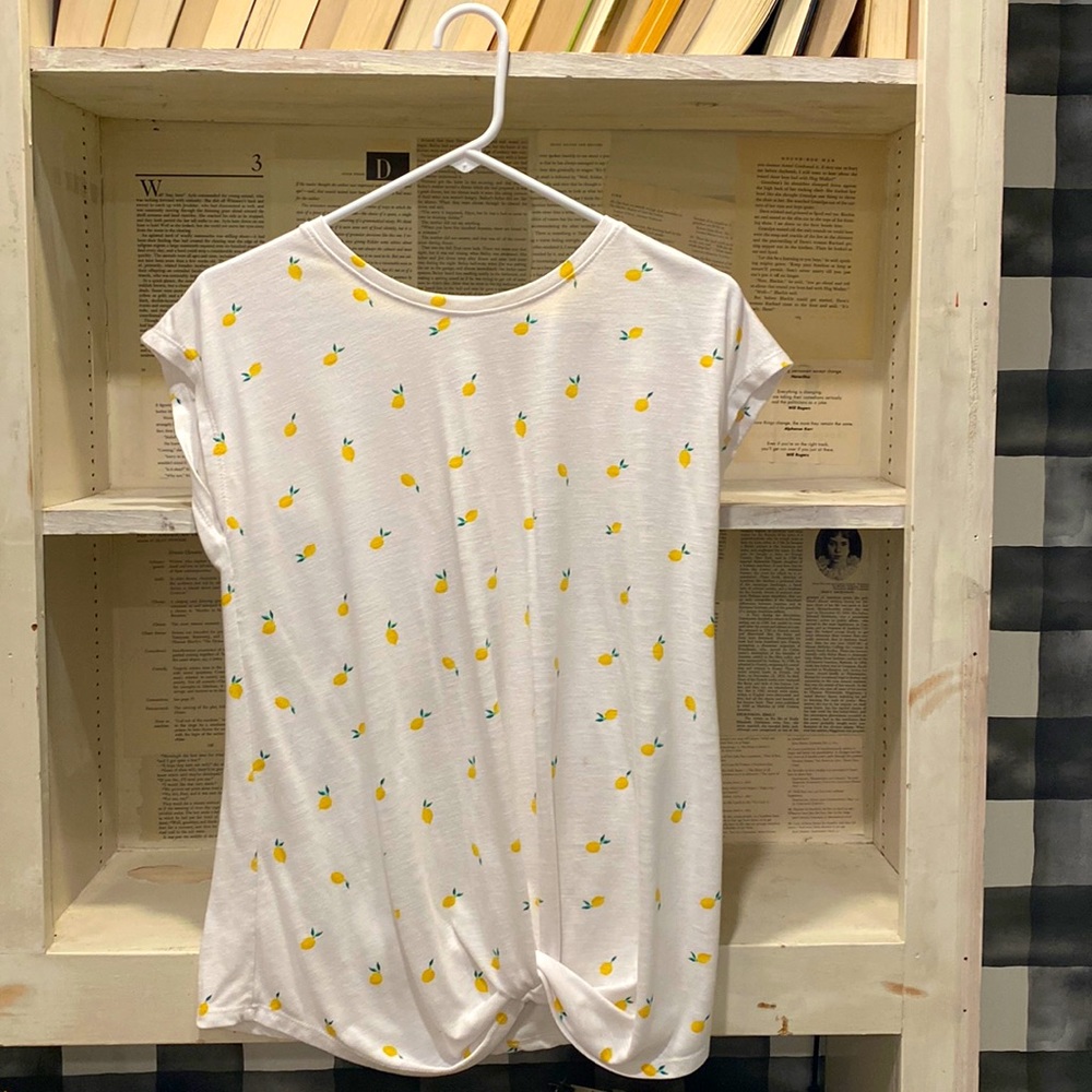 Super soft summer shirt! Has cute little lemons on it and a tie in the front!